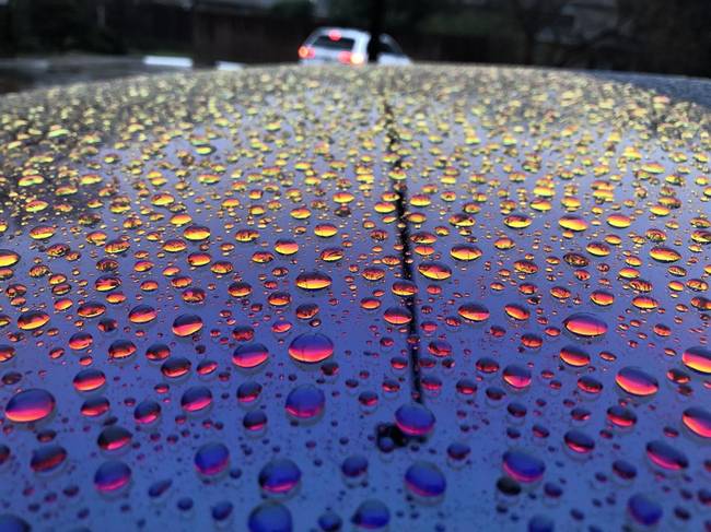 Az autó motorháztetejére esett vízcseppek tökéletes szivárványt hoztak létre.