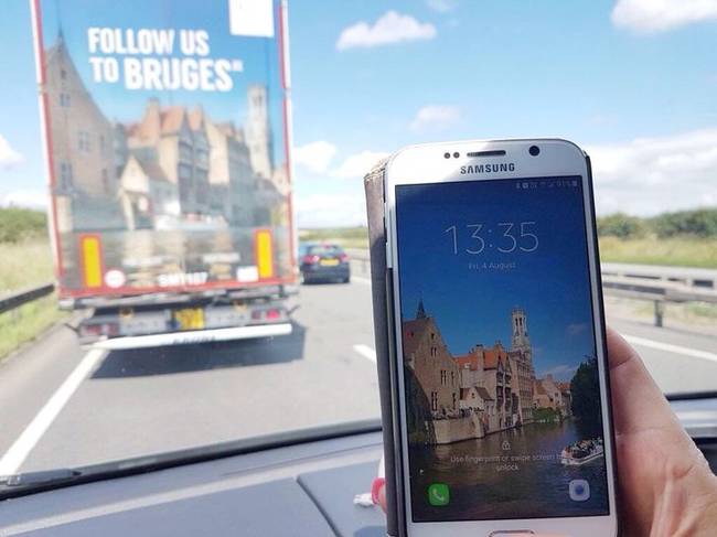 „Ennek a teherautónak a hátulján ugyanaz a fotó van, mint a feleségem telefonjának hátterében."