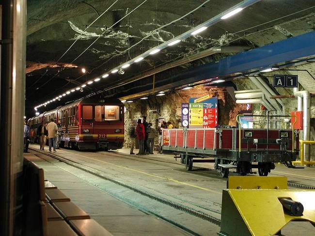 A Jungfraujoch pályaudvar, amely 3450 méteres magasságban található, Európa legmagasabb vasútállomása.