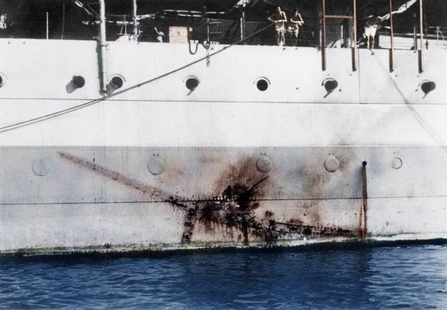 A HMS Sussex hadihajó oldalának csapódó kamikaze pilóta nyomai, 1945-ben.