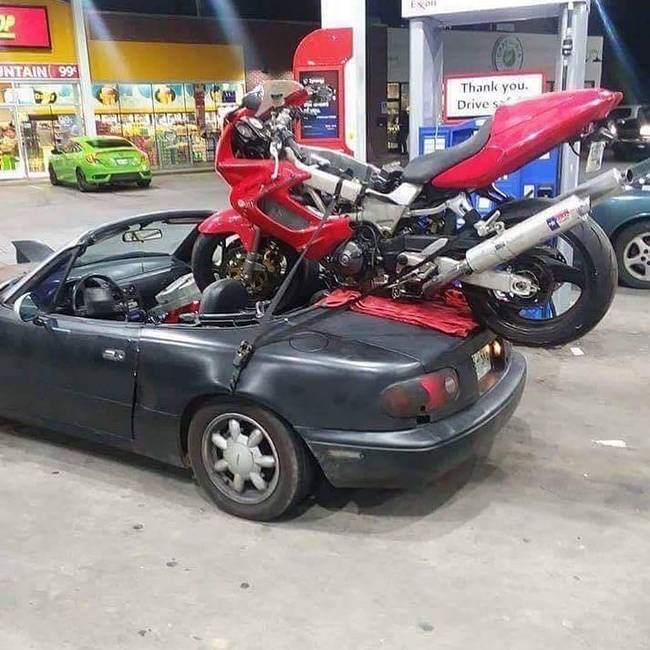 Mások valószínűleg meg sem próbáltak volna motort szállítani egy kétszemélyes aprócska kabrióval, de ő megtalálta a módját.