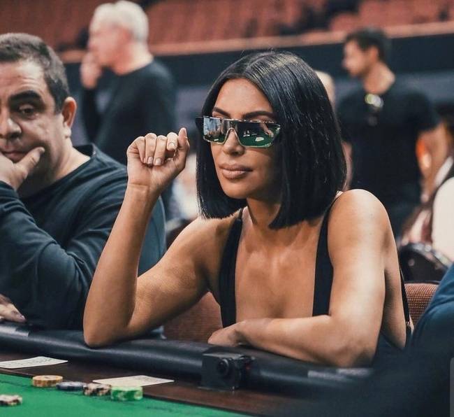 Ha valaha is hülyén érzed magad, jusson eszedbe a tükröződő napszemüvegben pókerező Kim Kardashian.