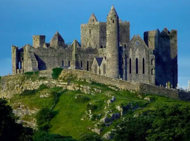 Írország egyik építészeti emléke a 12. századi Cashel kerek torony és a hozzáépített 13. századi katedrális, Tipperary megyében. A tornyok falazatához használt habarcsot oltott mészből, homokból és bikavérből keverték.