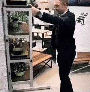 Étkezőasztallá alakítható szekrény.