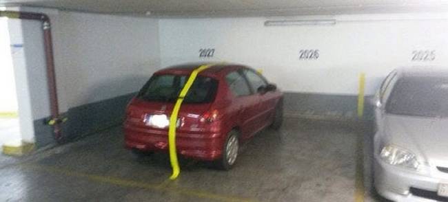 Valaki volt olyan kedves, és egy kis ragasztószalag segítségével megmutatta neki, hogy hol kezdődik az egyik és hol a másik parkolóhely.