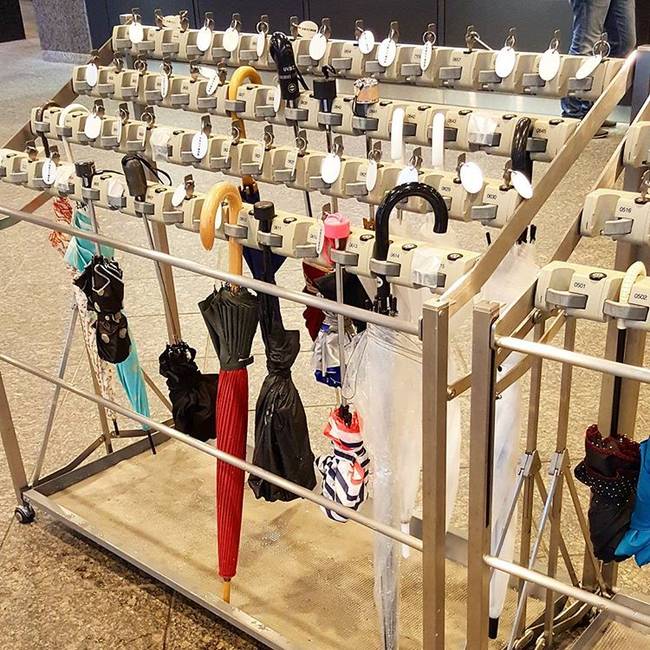 Zárható esernyőtartó a bevásárlóközpontokban.