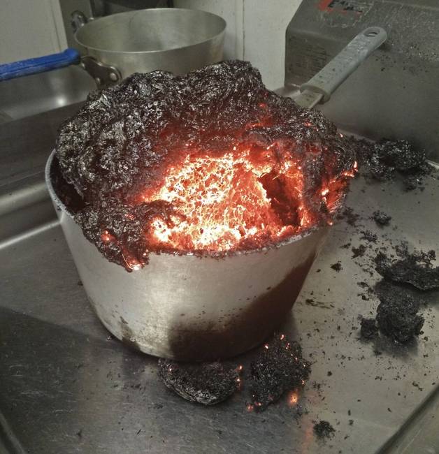 „Elfelejtettem, hogy karamellát készítek munka közben. Mire visszamentem, ez a látvány fogadott."