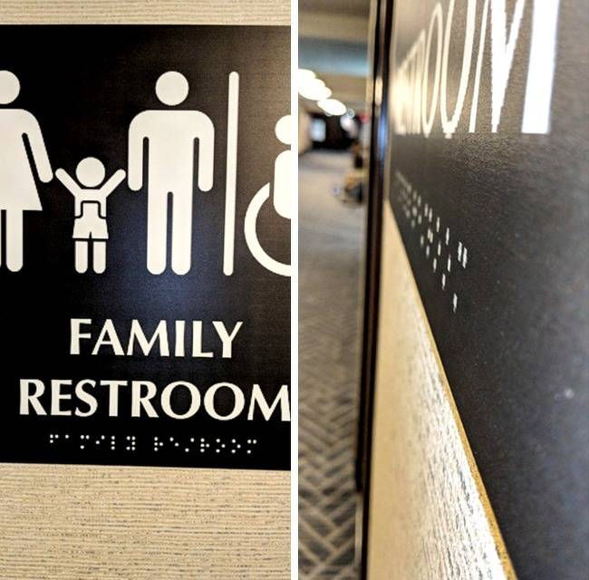 Figyelmes gesztus, hogy a vakoknak is kiírták Braille-írással, csakhogy ez a felirat teljesen lapos.