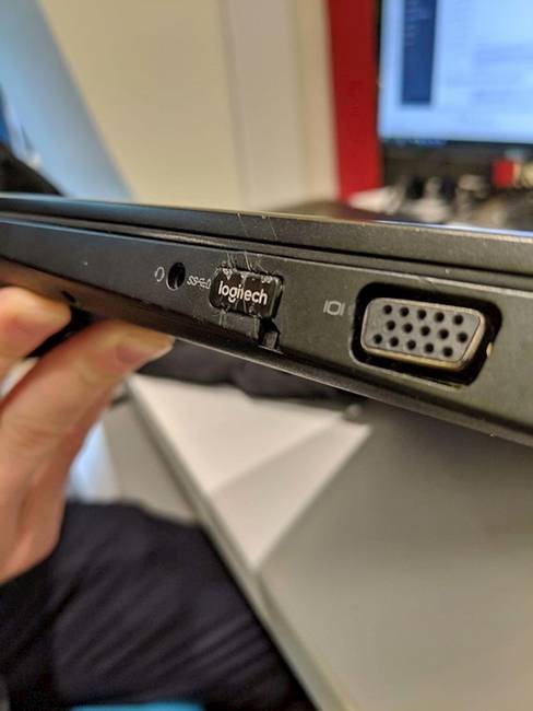 Nem működött az egér, ezért kalapáccsal verte be az USB adapterét.
