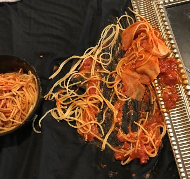 „HIRDETÉS: A helyi idióta spagettit dobott az ágyra!"