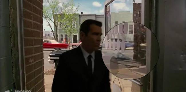 A Men in Black 3-ban láthatóvá válnak a kamerák és az elektromos vezetékek a bowlingpálya ajtajának tükröződésében.
