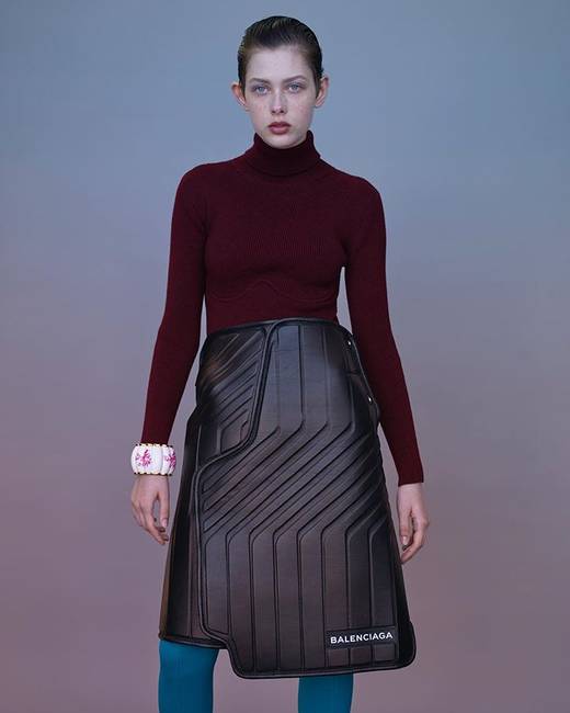 Gumi autószőnyeg inspirálta Balenciaga szoknya - 615 ezer forint.