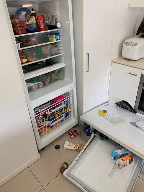 „Nem tudom, hogy történt, de a hűtőszekrény ajtaja egyszerűen leesett."