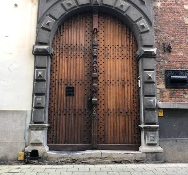 Ez az antwerpeni lépcső teljesen elkopott a hosszú évek folyamatos használatától.
