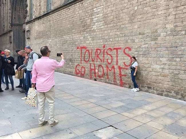 Nem úgy tűnnek, mint akiket meghatotta az üzenet. (felirat: turisták menjetek haza!)