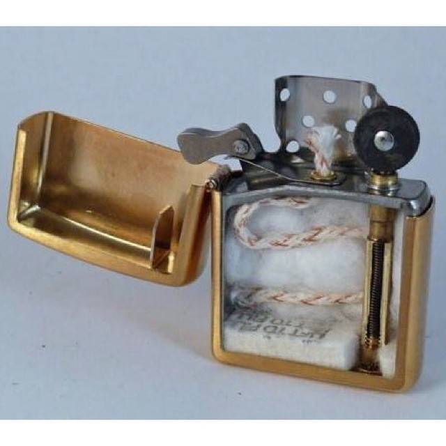 Zippo öngyújtó.