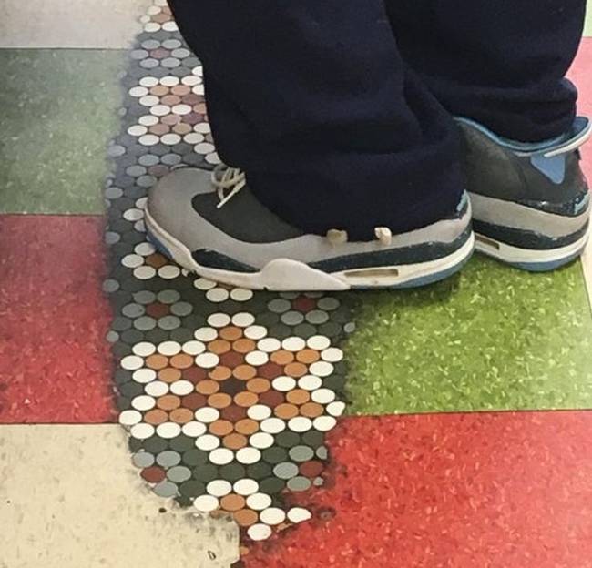 Ebben a pizzériában annyira megkopott a padló, hogy láthatóvá vált az alatta található régi padló.