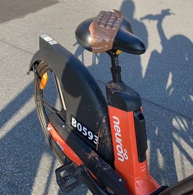 Olvasztott csokoládé egy elektromos kerékpáron.