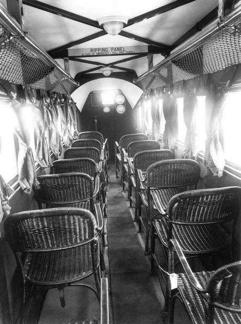 Egy repülőgép belseje, 1930-ban.