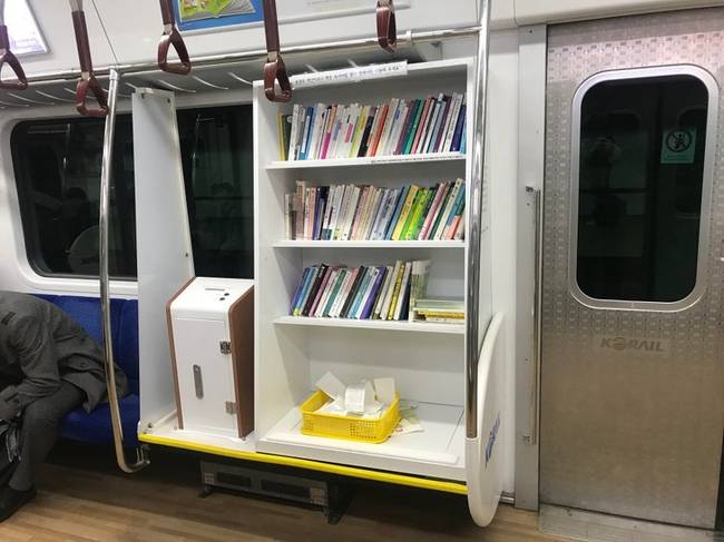 „Találtam egy mini-könyvtárat a szöuli metrón."