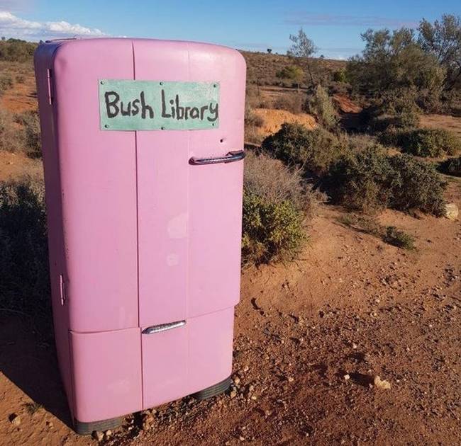 Könyvtár az ausztráliai Outback közepén. (Outback = „isten háta mögötti vidék”)