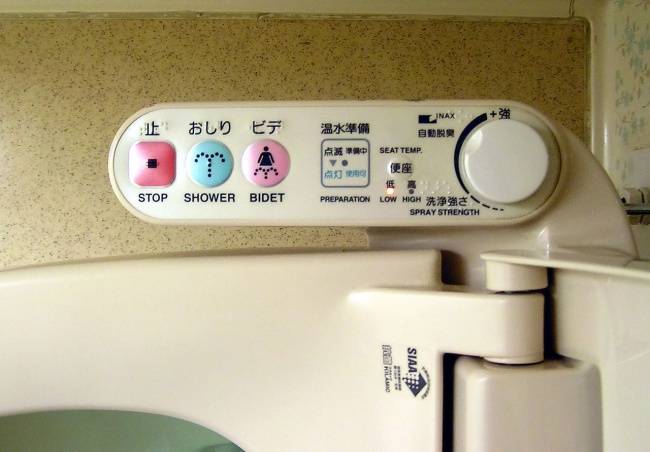 A nyilvános női WC-kben speciális eszközök vannak felszerelve, melyek különféle hangokat játszanak le, hogy a hölgyek könnyebben tudják végezni a dolgaikat.