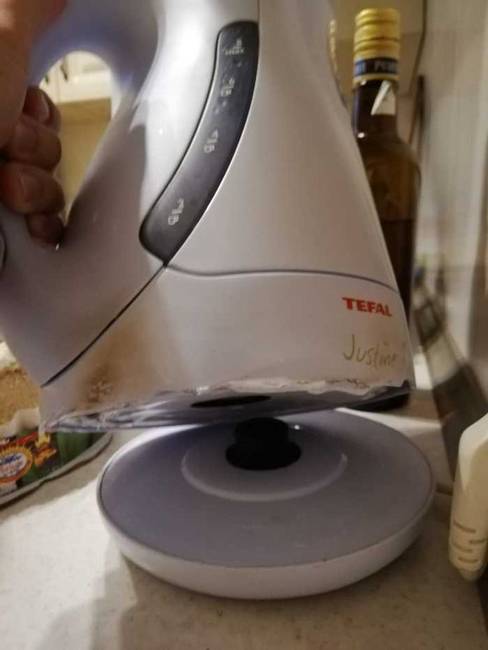 „A nagyapám hosszú évtizedek óta tűzhelyen forralja a vizet. Nemrég elektromos vízforralót vettünk neki, de szemmel láthatóan még szoknia kell."