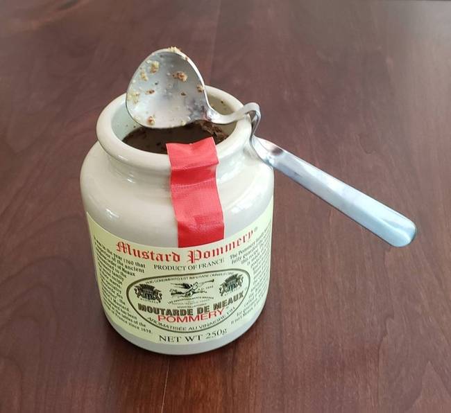 Az Egyesült Államokban található Nemzeti Mustármúzeumban hajlított kanalat lehet vásárolni, ami így nem esik bele az üvegbe.