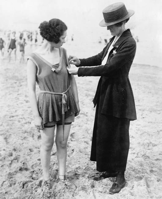 A chicagói rendőrfőnök ellenőrzi, hogy a hölgy nem sértette-e meg a fürdőruhák viselését szabályozó törvényt, 1921-ben.