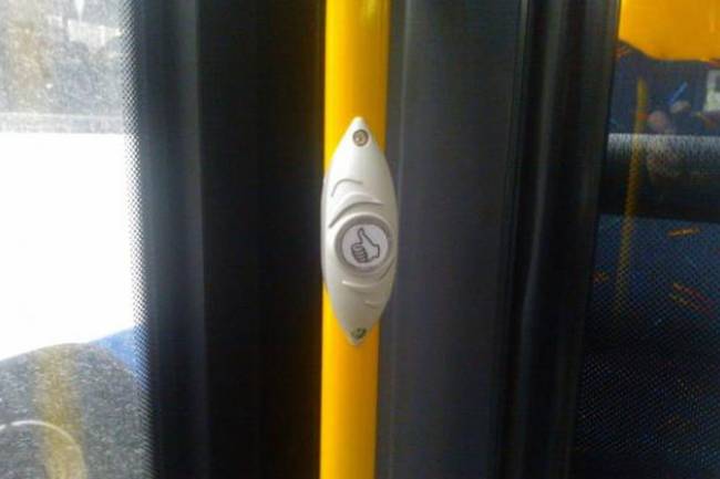 Finnországban az ehhez hasonló gombok segítségével köszönetet mondhatunk a buszsofőrnek az utazásért.