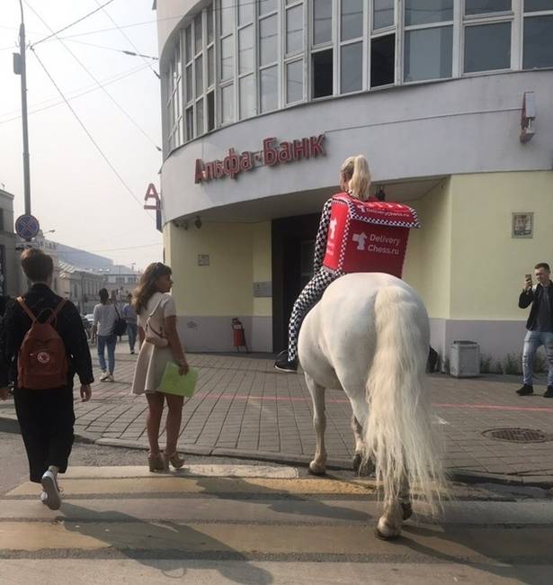 Ez az orosz futár úgy döntött, hogy a forgalmi dugók elkerülése végett inkább lovon közlekedik.