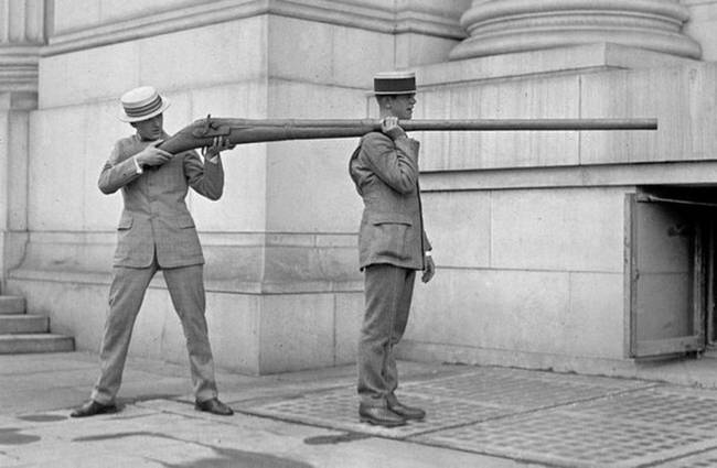 1887: vadászathoz használt ún. „Punt gun", ami tulajdonképpen egy extrém nagy shotgun volt, ami akár 50 madarat is képes volt lelőni egyszerre. Később be is tiltották.