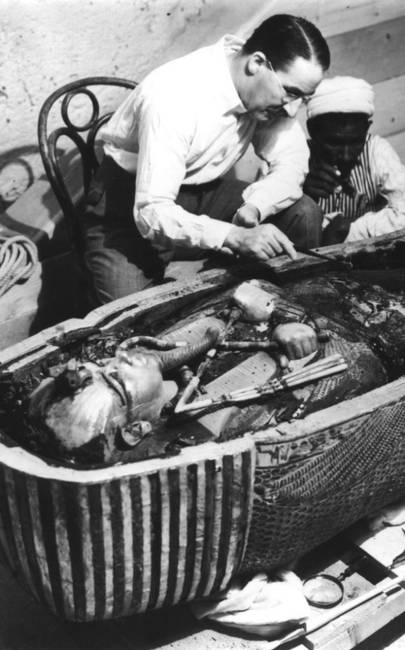 Howard Carter régész, amint (a világon elsőként) Tutanhamon fáraó szarkofágját vizsgálja, 1924-ben.