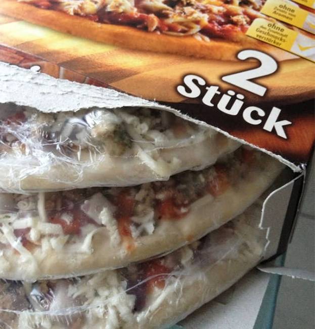 Dupla adag pizza, aminek a csomagolásába valamilyen gyártási hiba miatt mégis három pizza került.