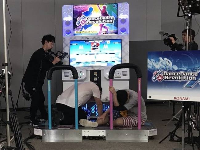 Két Dance Dance Revolution játékos a táncos videojáték szerelmeseinek rendezett világbajnokság kvalifikációján.