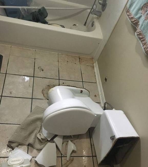 „Megcsúsztam a zuhanyban és ráestem a WC-re."