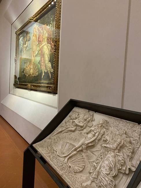 Az Uffizi Galériában a festmények látássérülteknek szóló változatai is ki vannak állítva.