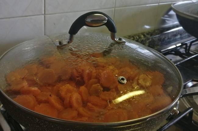 Ennek a serpenyőnek a fedele csak részben gumírozott, szerencsére ott, ahogy az ujjunk mindenképp hozzáér, direkt kihagyták - így továbbra is megégethetjük magunkat vele.