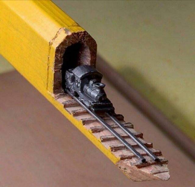 Ceruzahegyből faragott miniatűr gőzmozdony. (Készítette: Cindy Chinn)