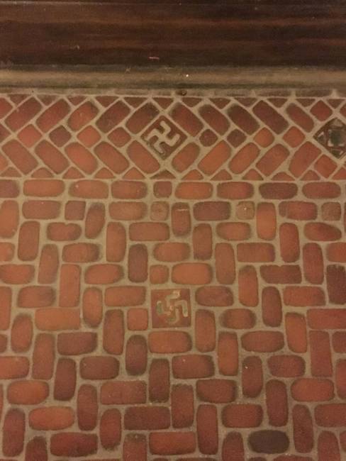 „A ház, ahol élek, 1925-ben épült, és még ma is horogkeresztek díszítik."