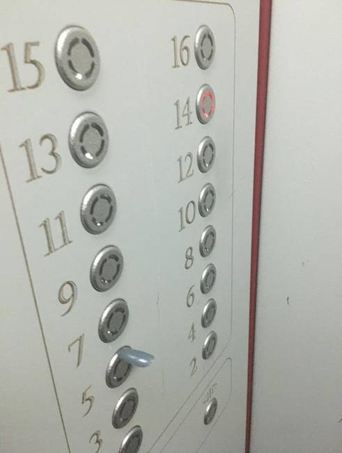 Valaki nagyon el akart jutni az 5. emeletre.
