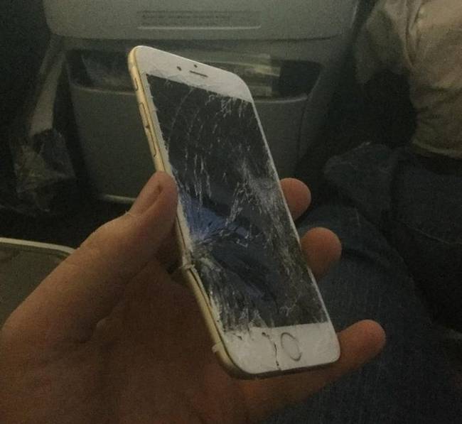 „Tokióba repültem éppen, amikor a telefon kiesett a zsebemből. Megmozdítottam az ülést, hogy le tudjak nyúlni érte, erre összetörtem."