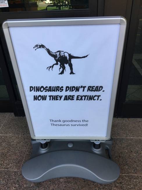 „A dinoszauruszok nem olvastak. Eredmény: kihaltak."