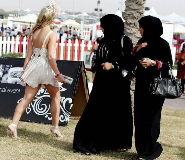 Kizárólag arabok élnek a városban.