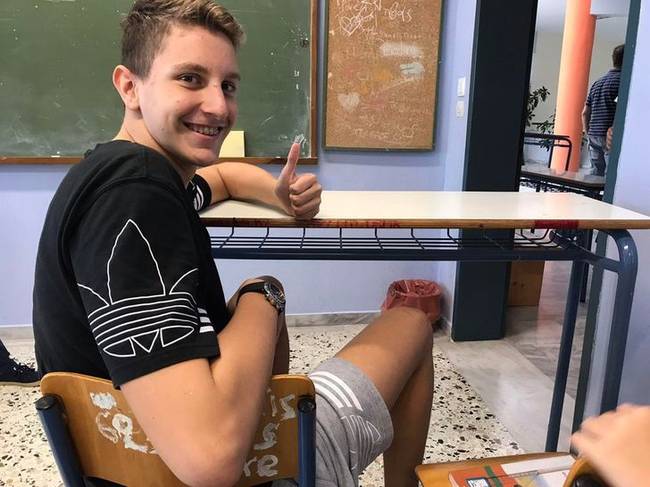 „210 cm vagyok, ezért az iskolámban úgy döntöttek, hogy saját asztalt készítenek nekem, ami 20 centivel magasabb mint a standard iskolai asztalok.”