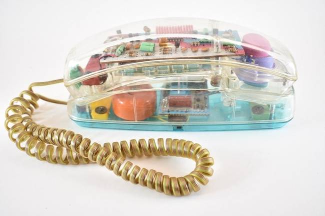 Átlátszó telefon? Igazi high-tech kütyü. Csak a legmenőbbeknek volt ilyen.