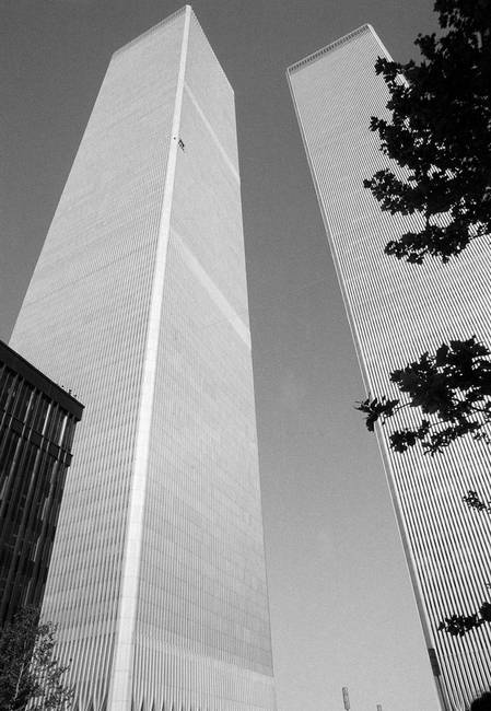 George Willing felmászott a new yorki Word Trade Center egyik épületén, 1977-ben. Minden megmászott emeletért egy cent bírságot kapott, így végül 1 dollár 10 cent bírságot kellett fizetnie.
