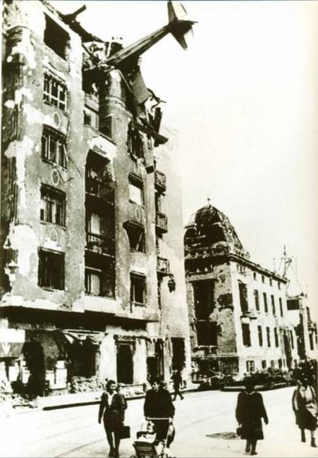 1945 elején egy lisztet szállító vitorlázórepülő csapódott az Attila út 73. szám alatt található épületbe. A pilóta szörnyethalt.