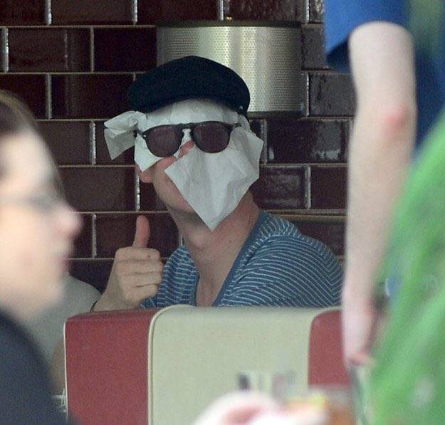 Így rejtőzik el Benedict Cumberbatch a fotósok elől.