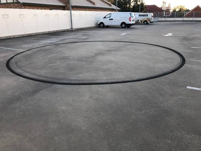 „Valaki egy tökéletesen kör alakú gumifoltot hagyott a parkolónkban.''